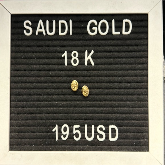 18K Saudi Gold Oval Shaped Earrings - Picture 2 of 4
